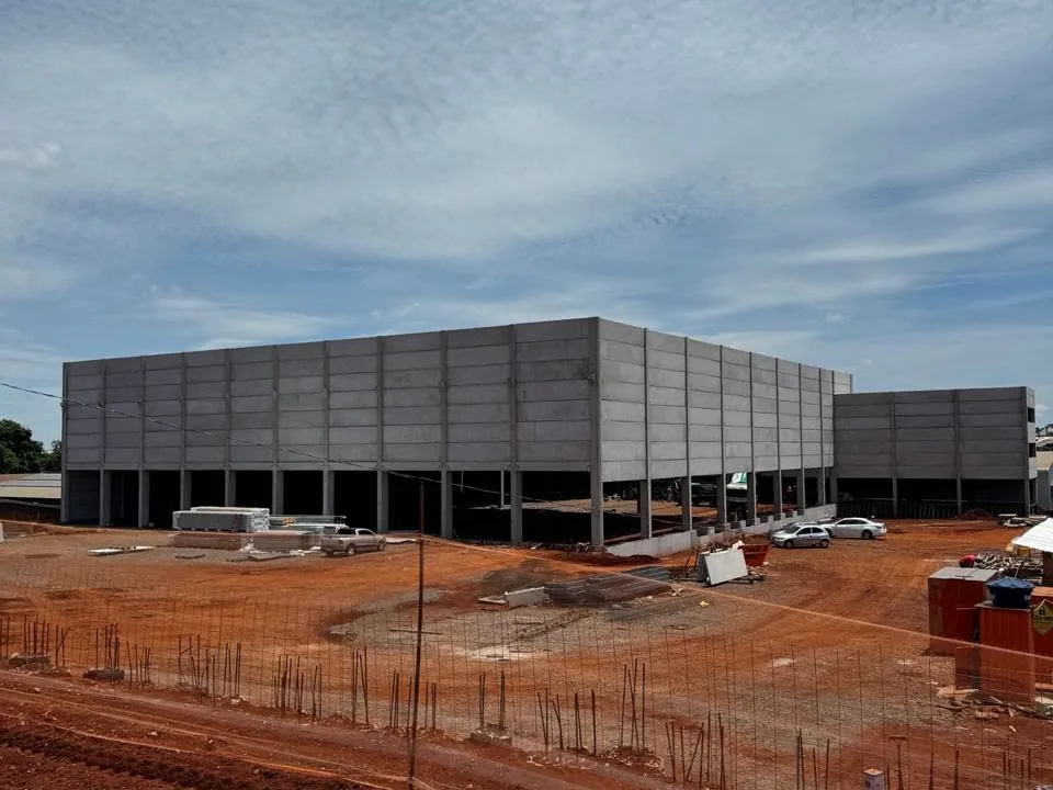 Barracão de grande porte com fechamento em painéis pré-moldados, obra em andamento