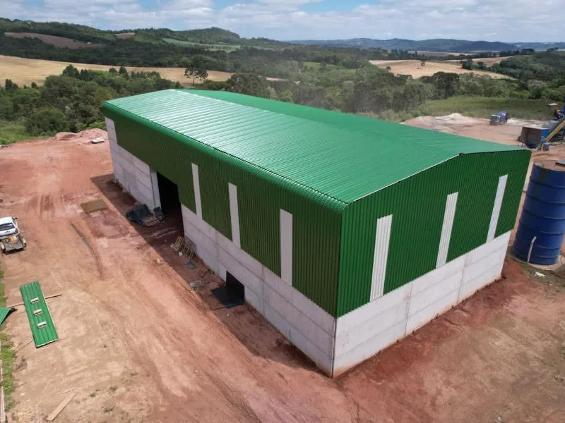 Vista aérea de barracão rural pré-moldado com cobertura metálica