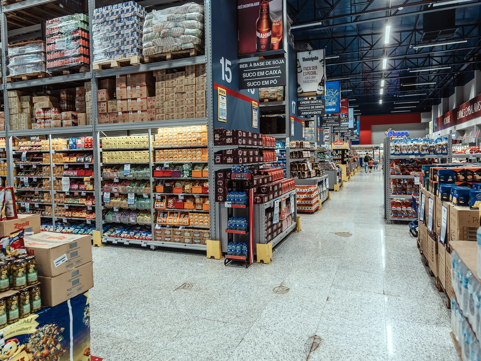 Cobertura em estrutura metálica aparente sobre salão de vendas de grande vão