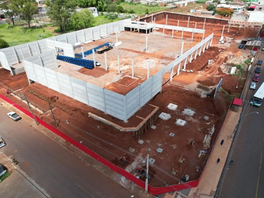 Montagem de painéis pré-moldados de concreto em obra